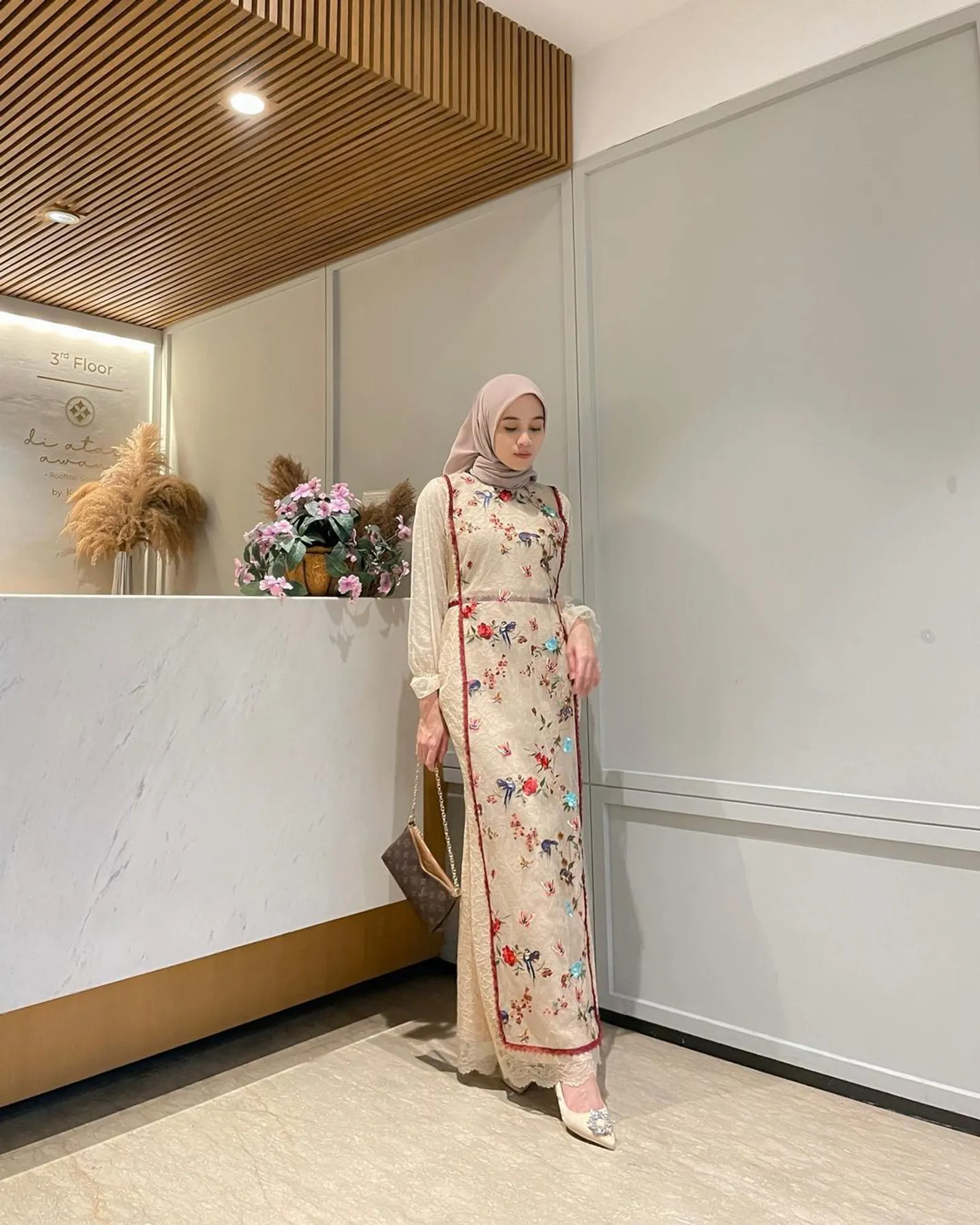 7 Gaya Hijab dengan Dress Floral, Nyaman dan Elegan!