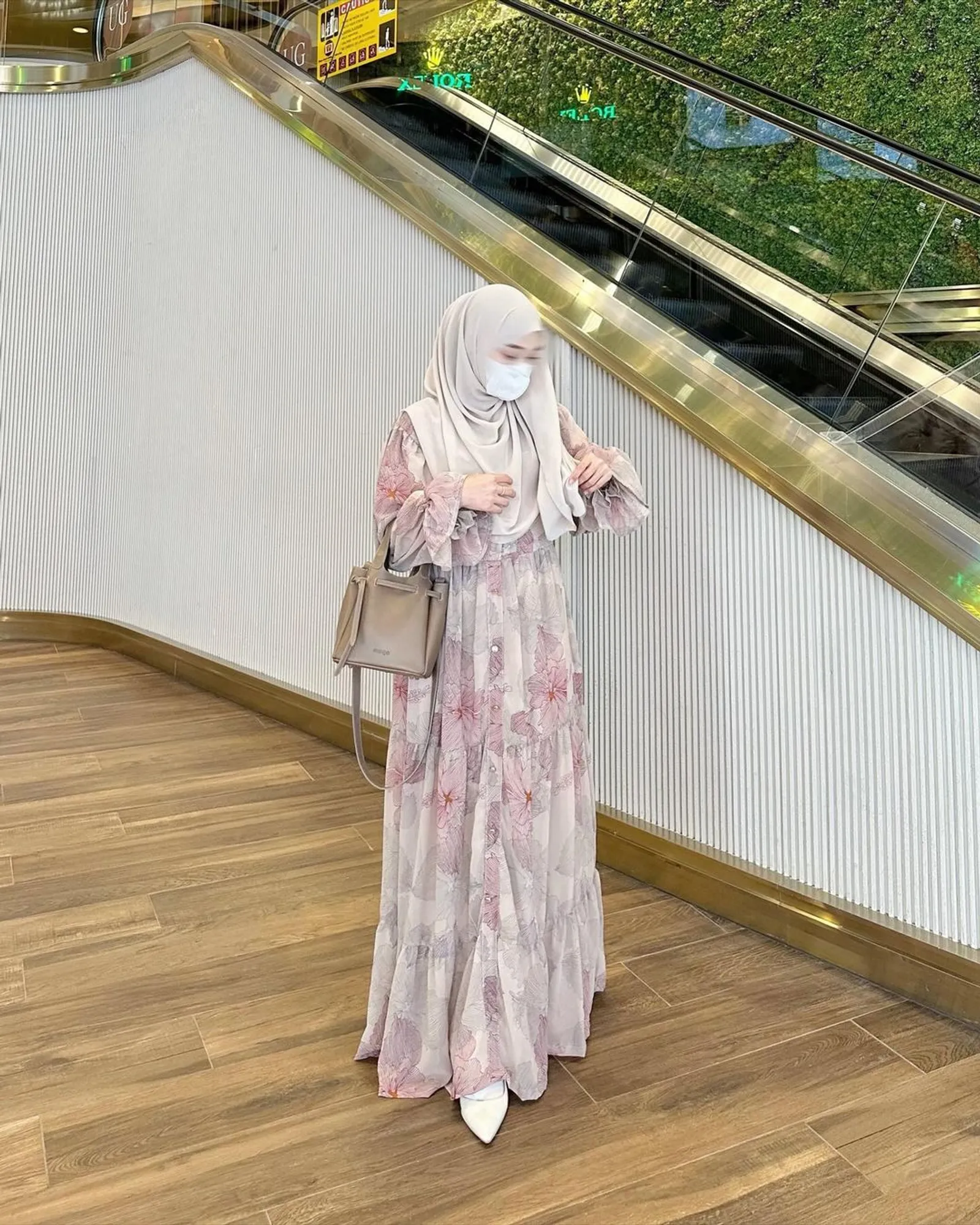 7 Gaya Hijab dengan Dress Floral, Nyaman dan Elegan!