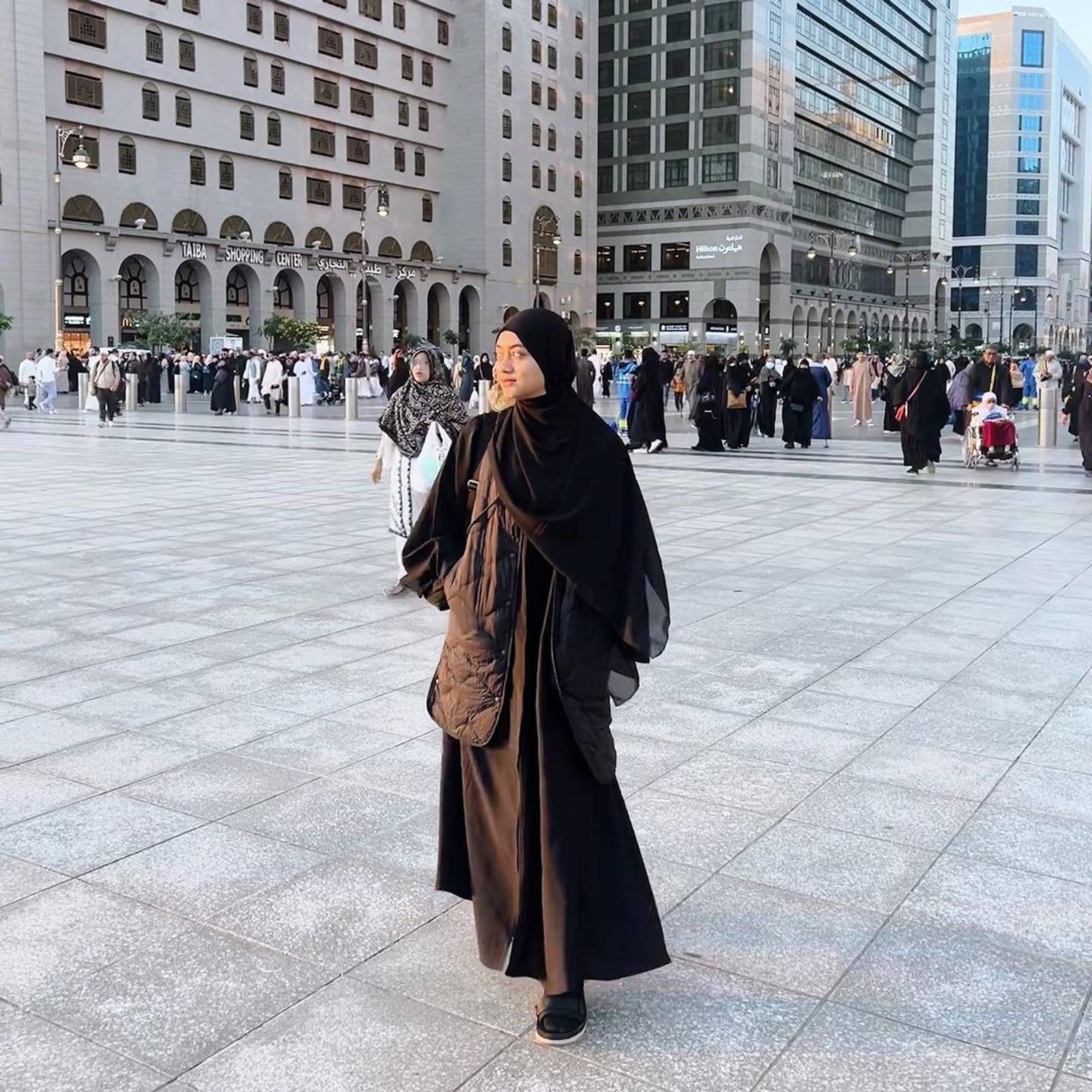 8 Inspirasi Model Baju Umrah Artis Tanah Air yang Modis