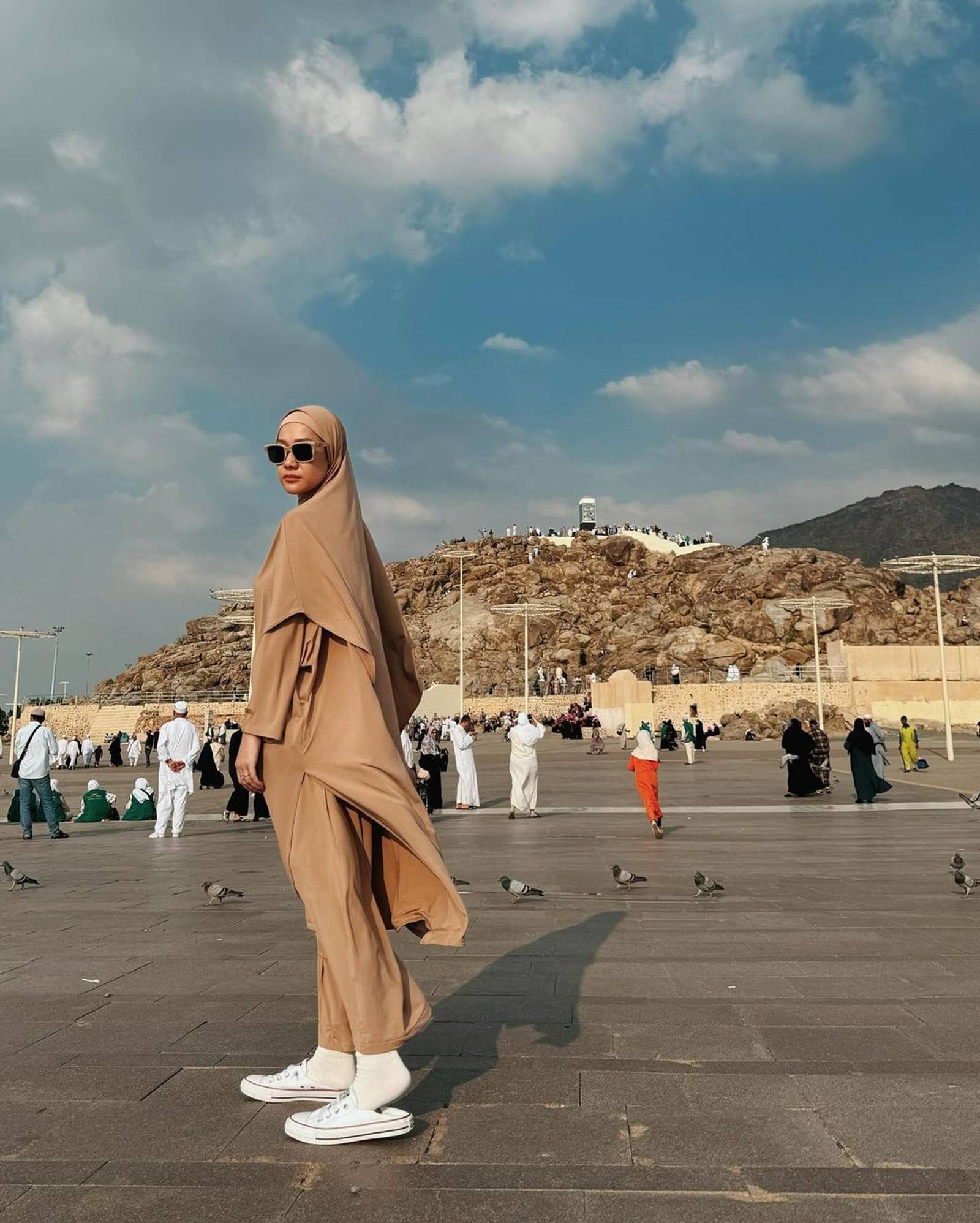 8 Inspirasi Model Baju Umrah Artis Tanah Air yang Modis