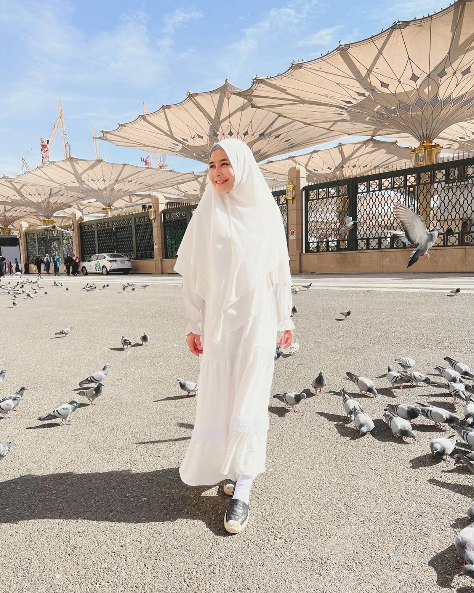 8 Inspirasi Model Baju Umrah Artis Tanah Air yang Modis