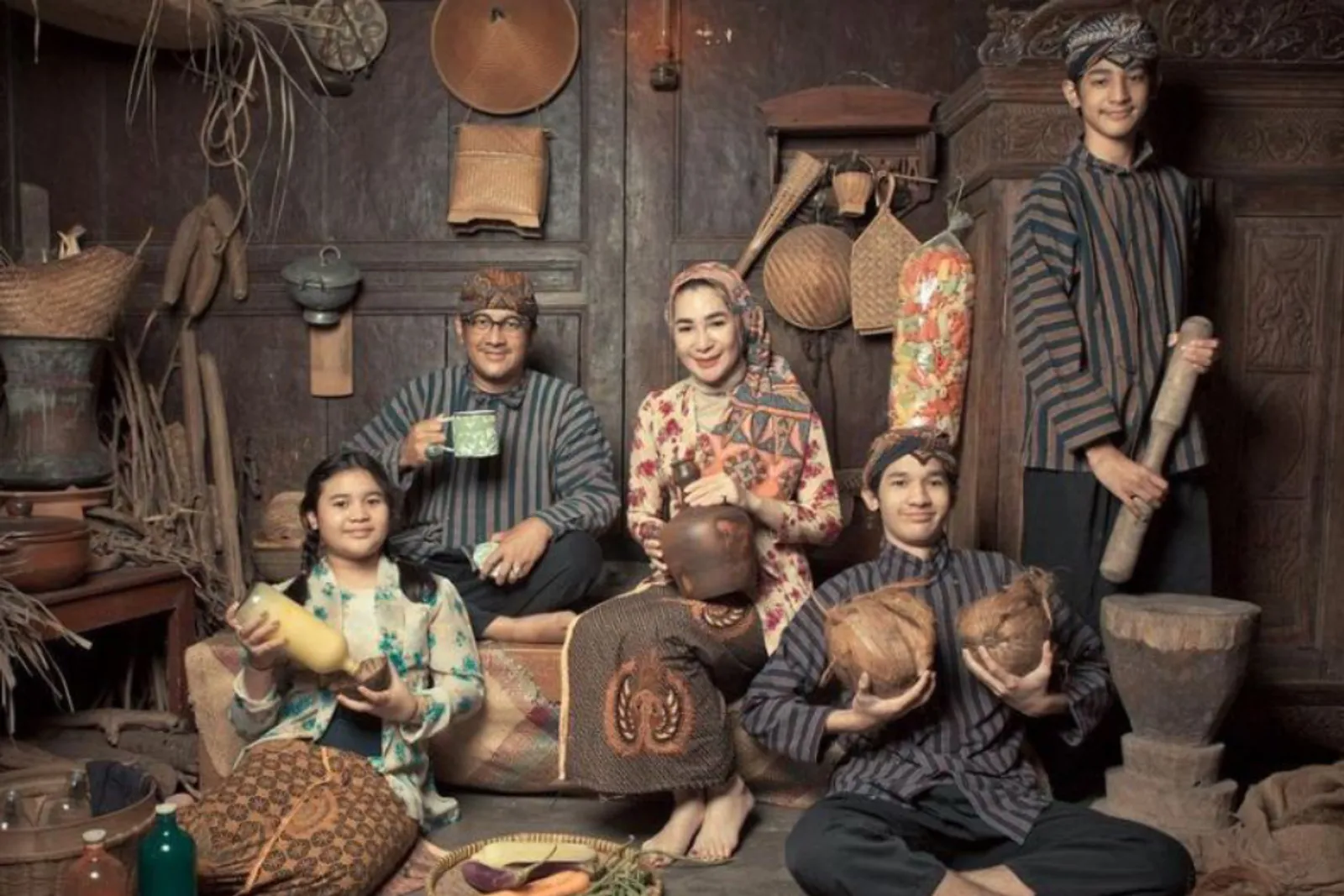 8 Inspirasi Foto Studio Keluarga a la Artis Indonesia, Kreatif!