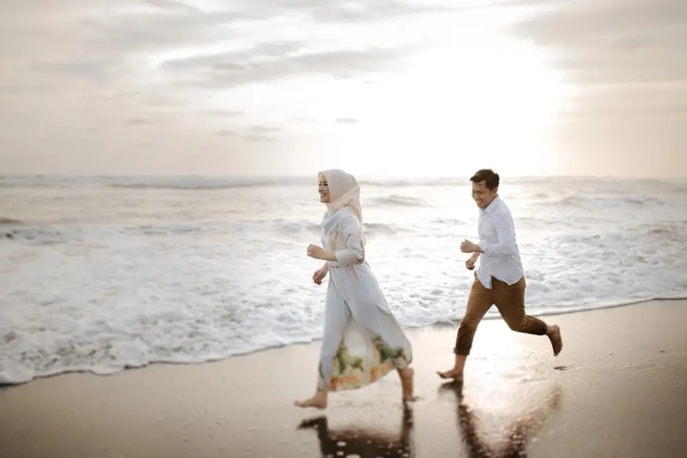 7 Foto Pre-Wedding di Pantai Berhijab, Intim nan Berkesan