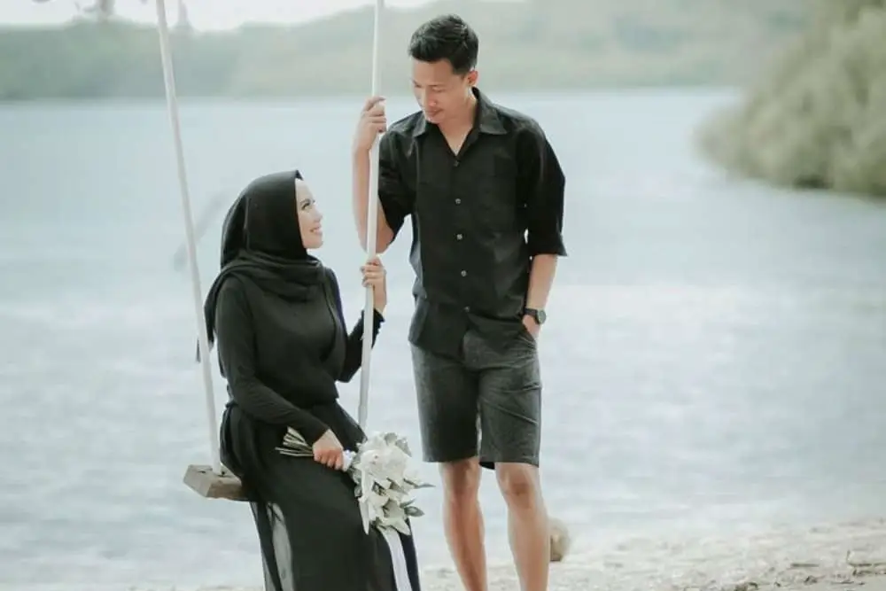 7 Foto Pre-Wedding di Pantai Berhijab, Intim nan Berkesan