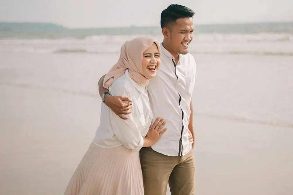 7 Foto Pre-Wedding di Pantai Berhijab, Intim nan Berkesan