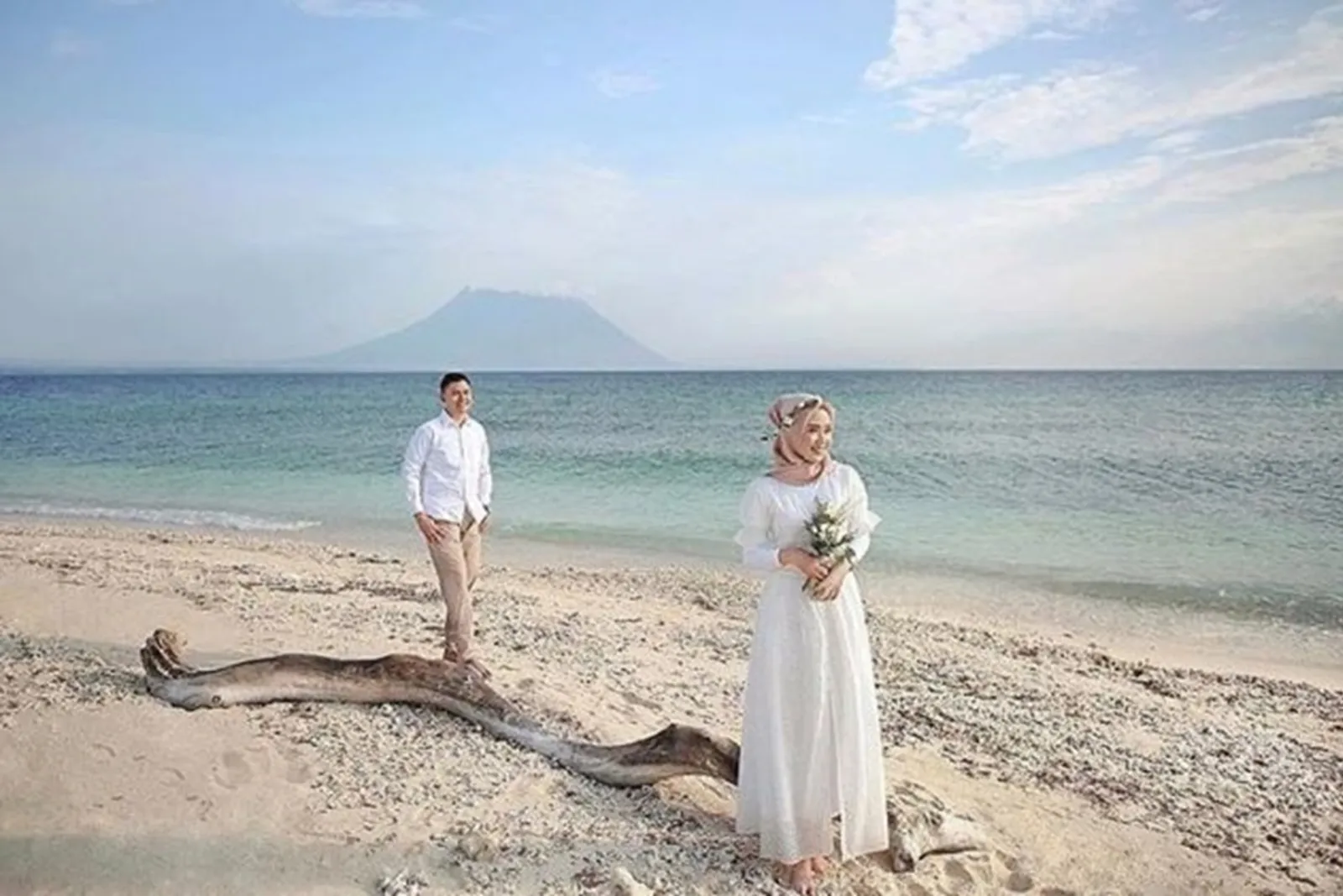 7 Foto Pre-Wedding di Pantai Berhijab, Intim nan Berkesan
