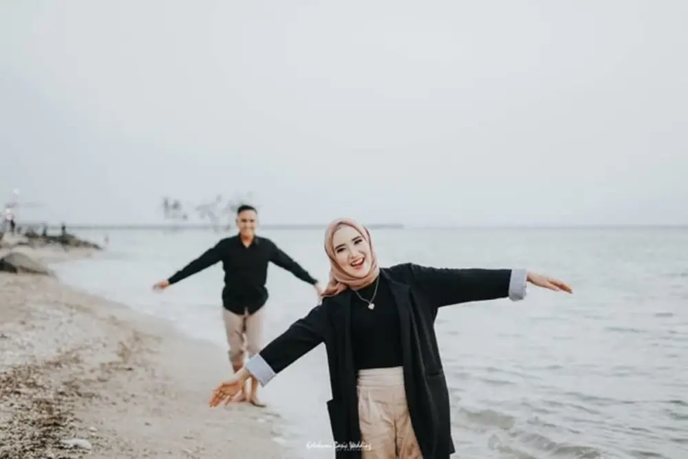 7 Foto Pre-Wedding di Pantai Berhijab, Intim nan Berkesan