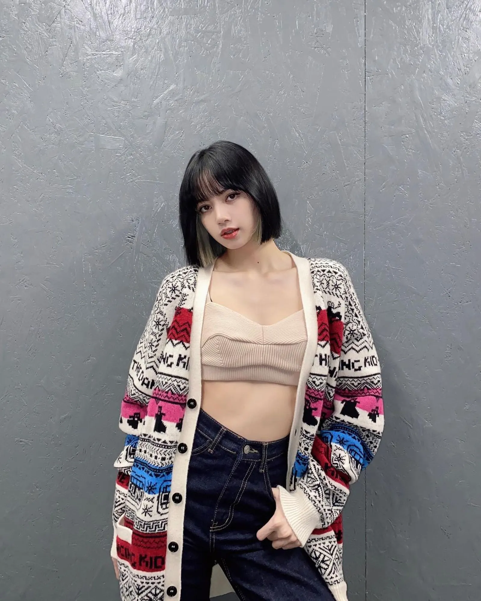 7 Gaya Lisa 'BLACKPINK' dengan Knitwear yang Nyaman dan Kekinian