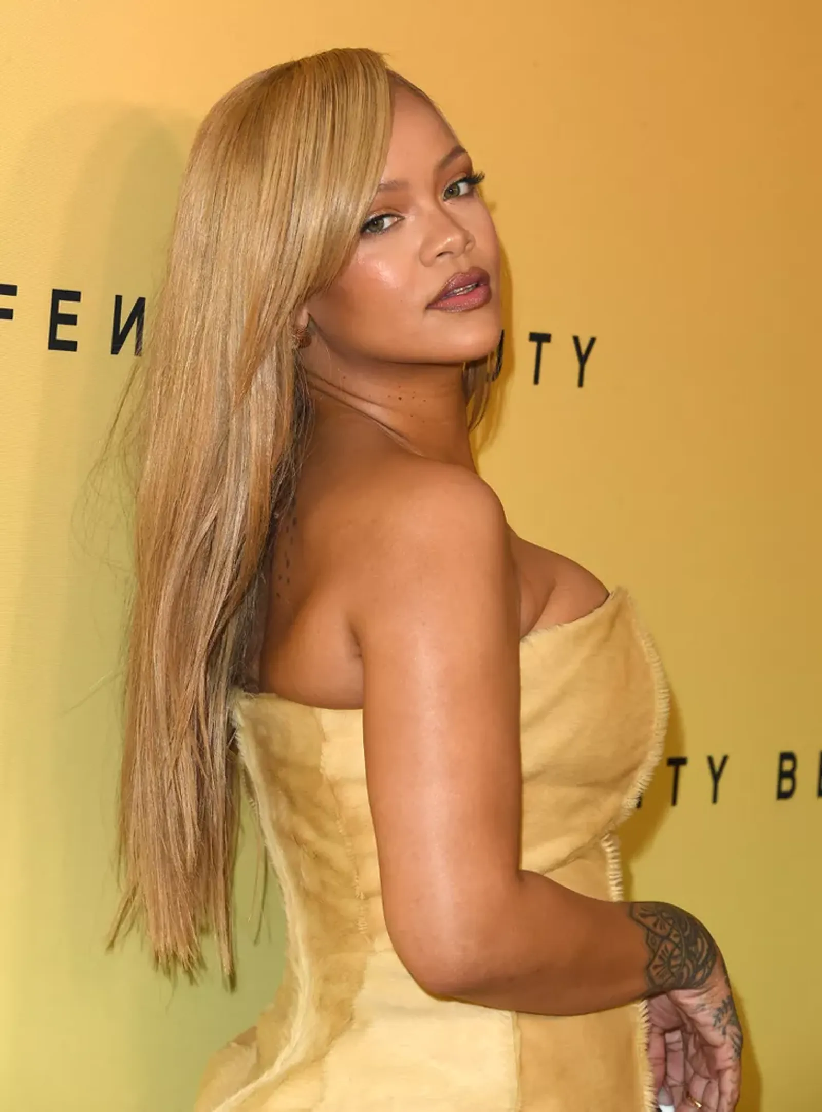 Stunning! Intip Gaya Rihanna Pakai Outfit Monokrom di Red Carpet