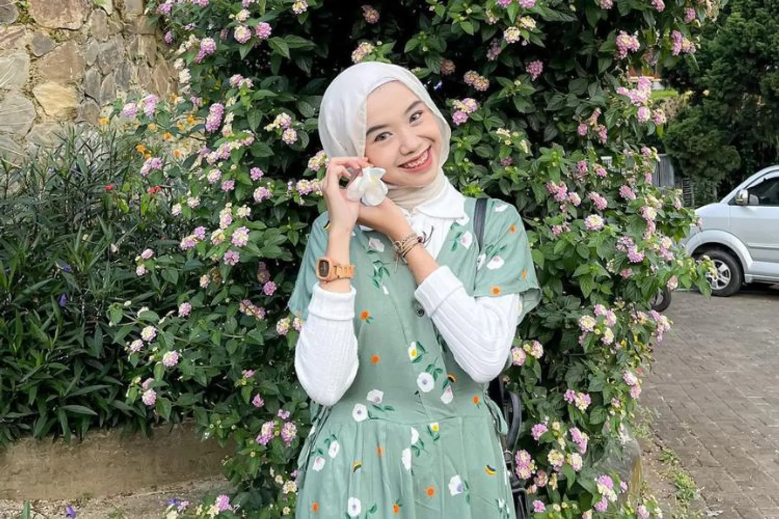 5 Warna Jilbab yang Cocok dengan Baju Sage Green