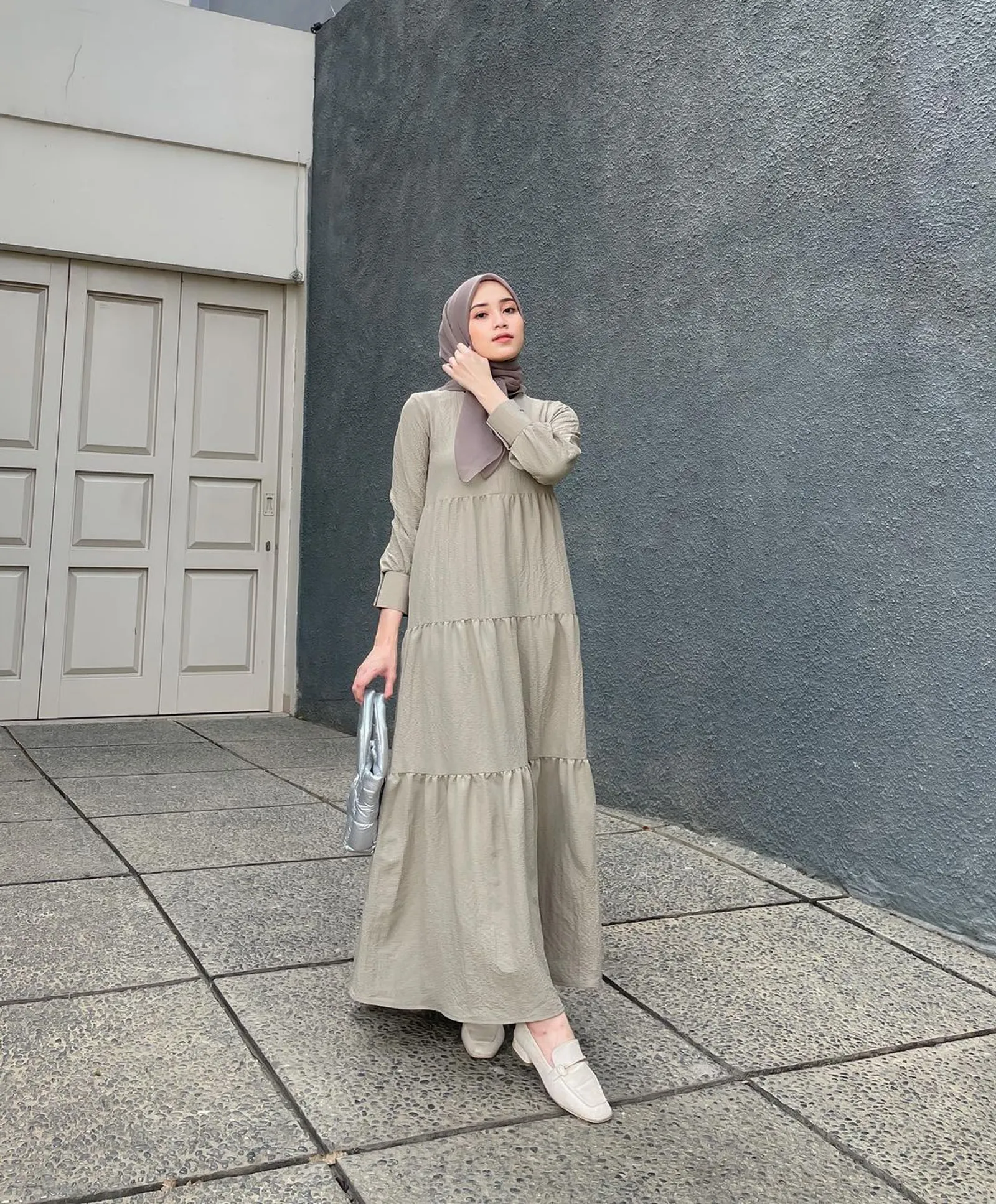 5 Warna Jilbab yang Cocok dengan Baju Sage Green