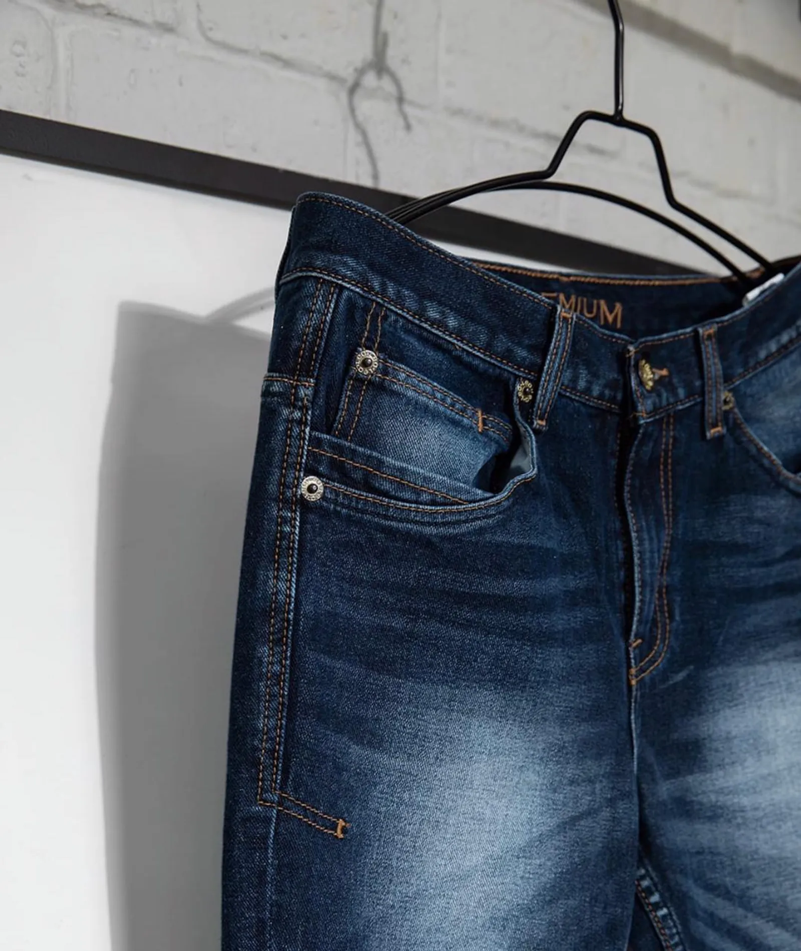 10 Rekomendasi Celana Jeans Lokal untuk Pria