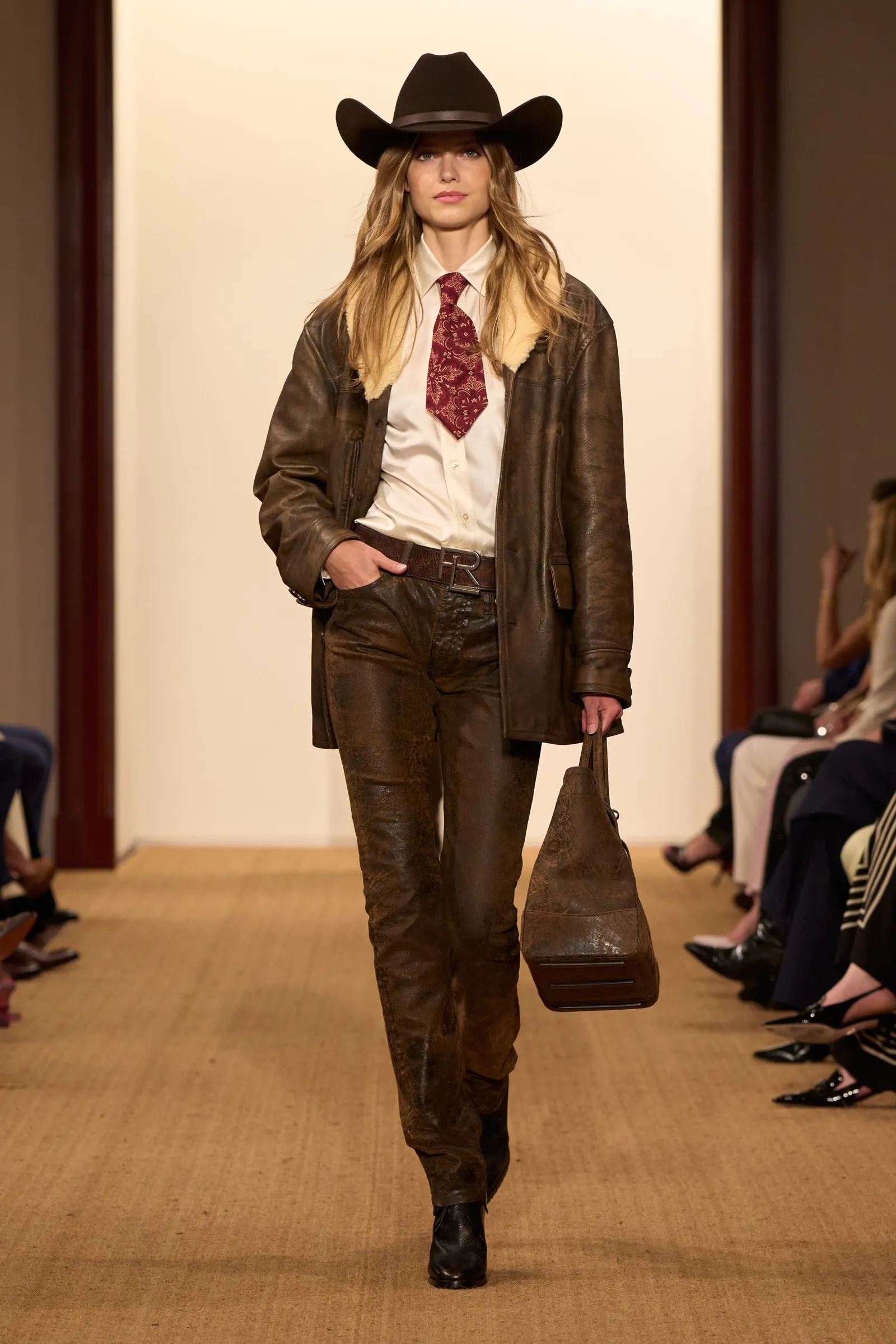 Bawa Tren Koboi, Ralph Lauren Tetap Beri Sentuhan Flirty di Fall 2024