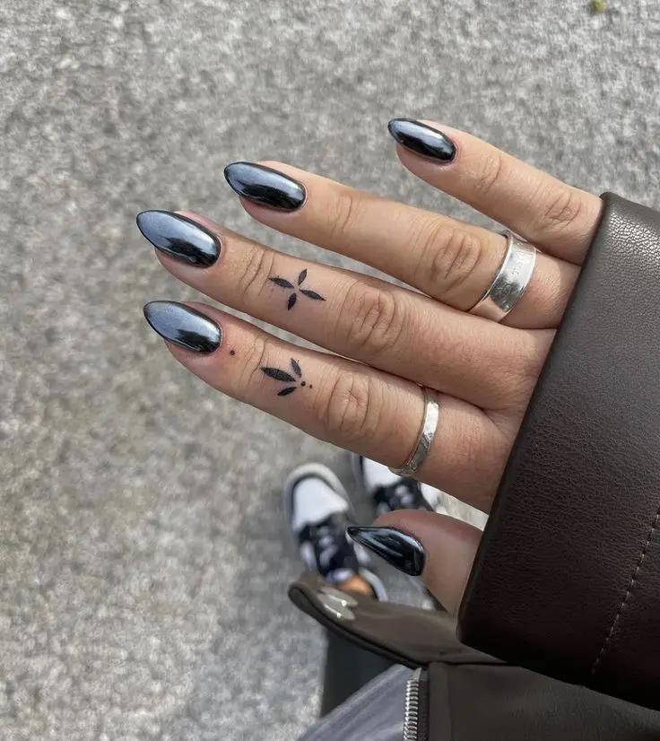 8 Inspirasi Nail Art Hitam untuk Tampilan Edgy dan Gothic