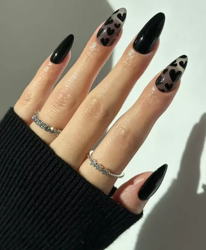 8 Inspirasi Nail Art Hitam untuk Tampilan Edgy dan Gothic