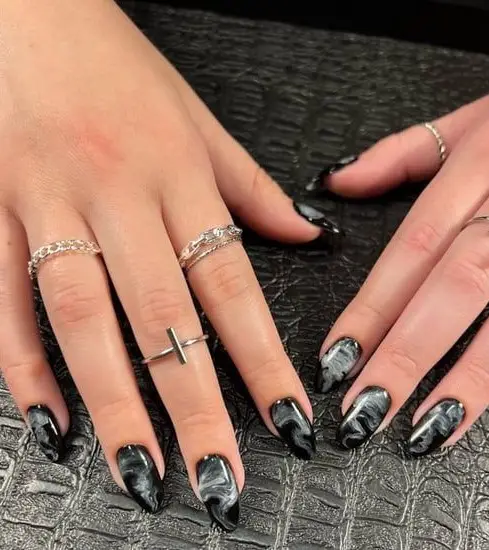 8 Inspirasi Nail Art Hitam untuk Tampilan Edgy dan Gothic