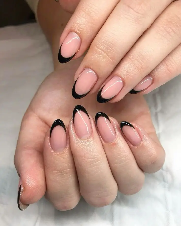 8 Inspirasi Nail Art Hitam untuk Tampilan Edgy dan Gothic