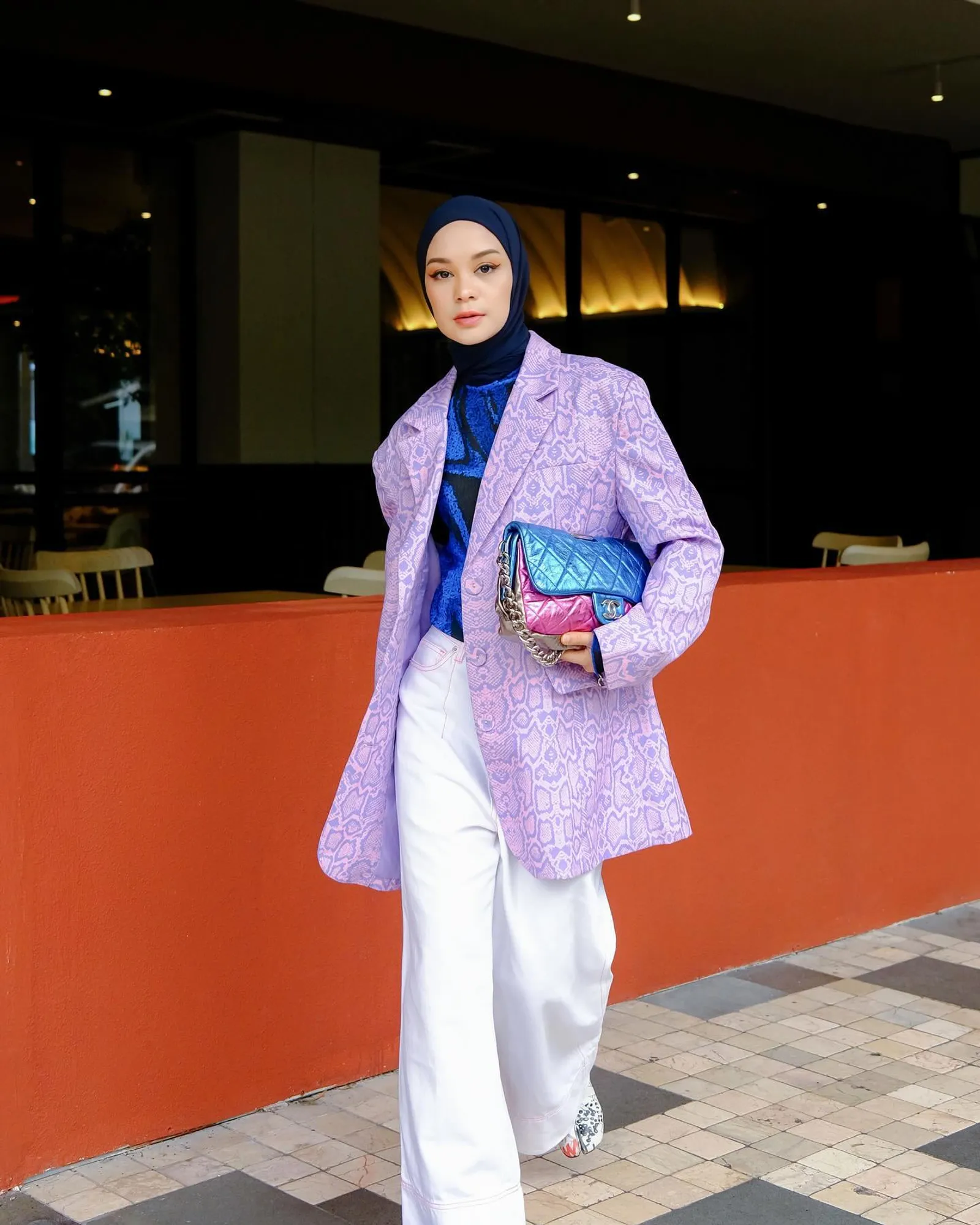 9 OOTD Celana Putih a la Seleb yang Elegan dan Fashionable