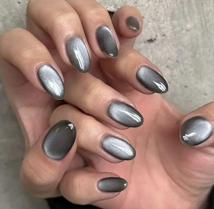 8 Inspirasi Nail Art Hitam untuk Tampilan Edgy dan Gothic