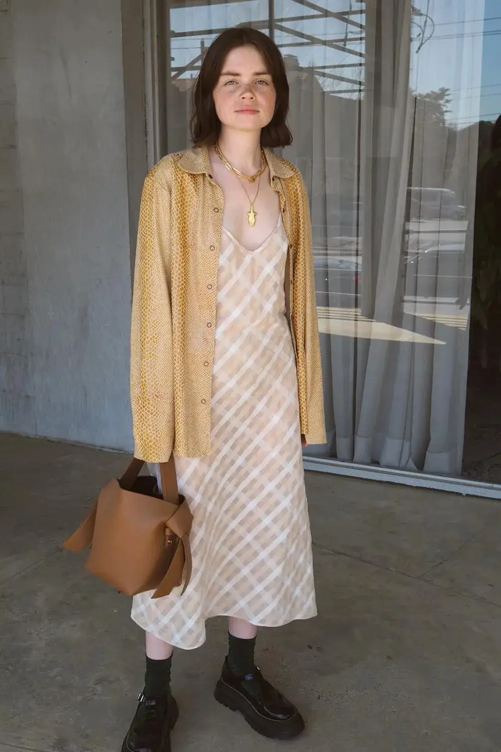 Ide Padu-padan Midi Dress, Effortless dan Chic!