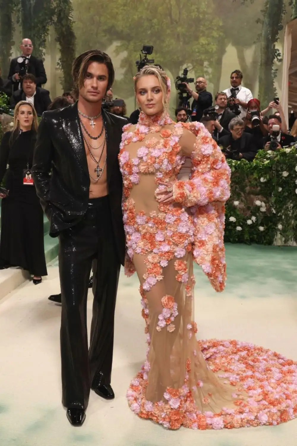 10 Potret Mesra Pasangan Artis Hollywood di Met Gala 2024