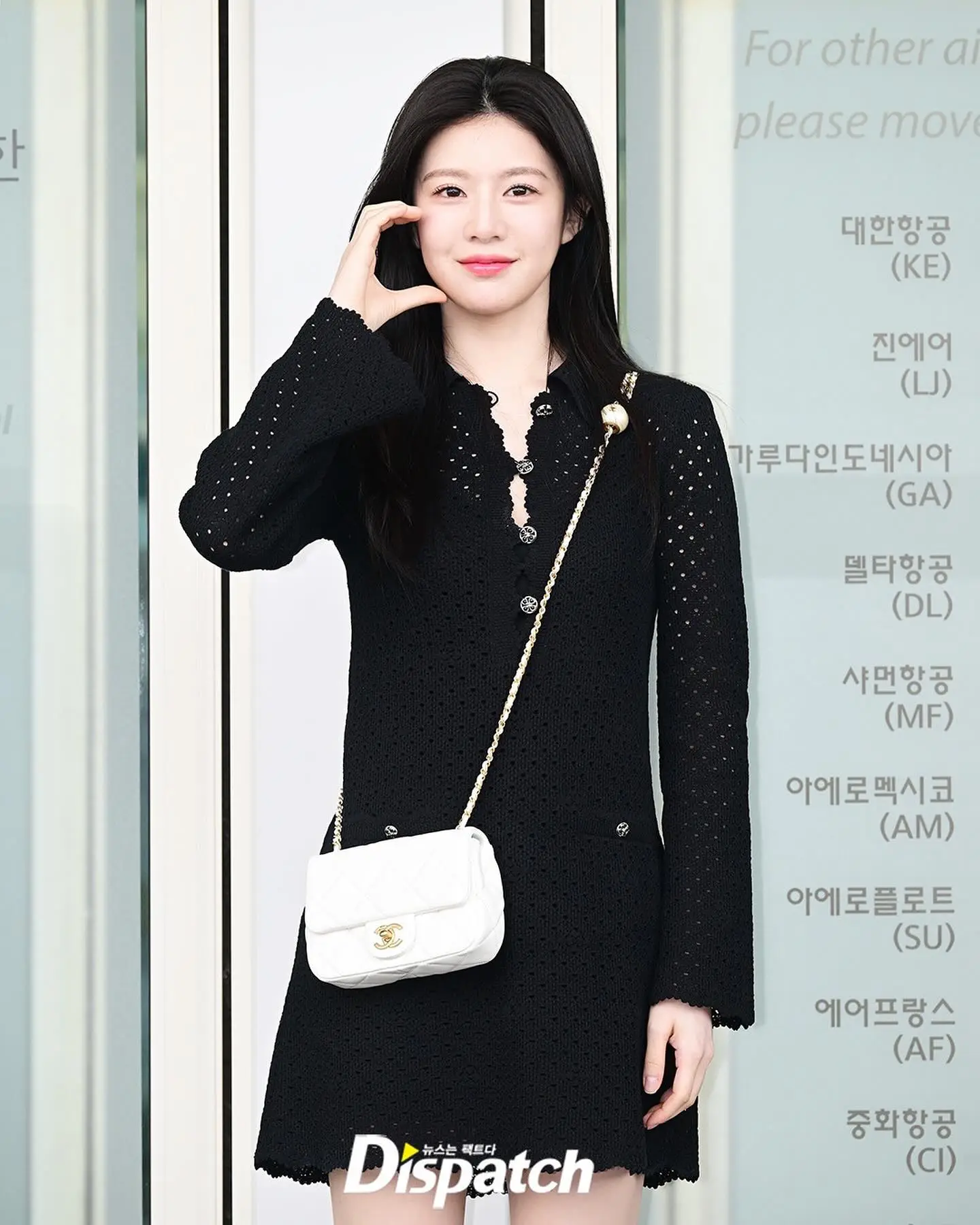 Hadiri Fashion Show Chanel, Intip Gaya Go Yoon Gung dengan Preppy Look