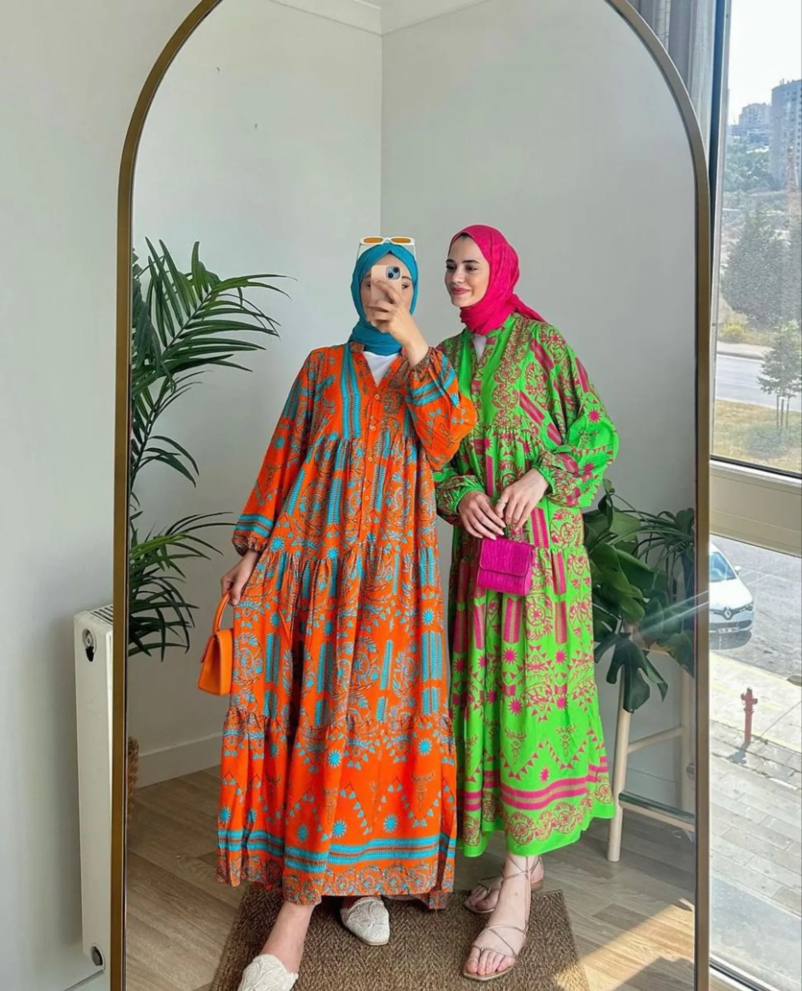 Tips Padu-padan Baju dengan Jilbab Berbeda Warna