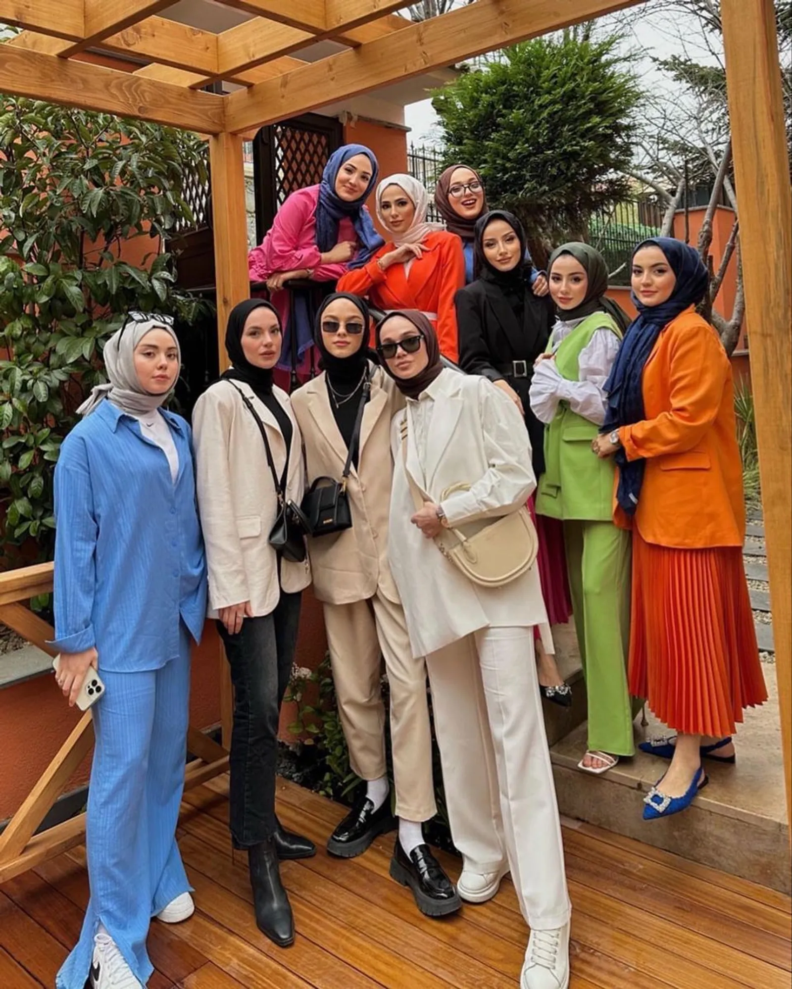 Tips Padu-padan Baju dengan Jilbab Berbeda Warna