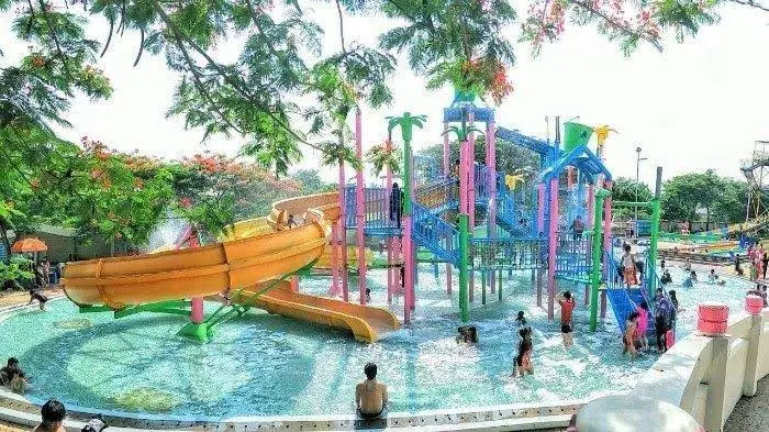 8 Rekomendasi Kolam Renang di Jakarta, Liburan Segar di Musim Panas