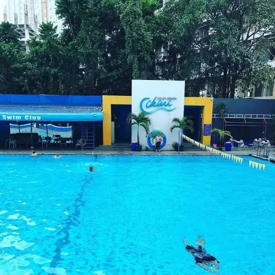 8 Rekomendasi Kolam Renang di Jakarta, Liburan Segar di Musim Panas