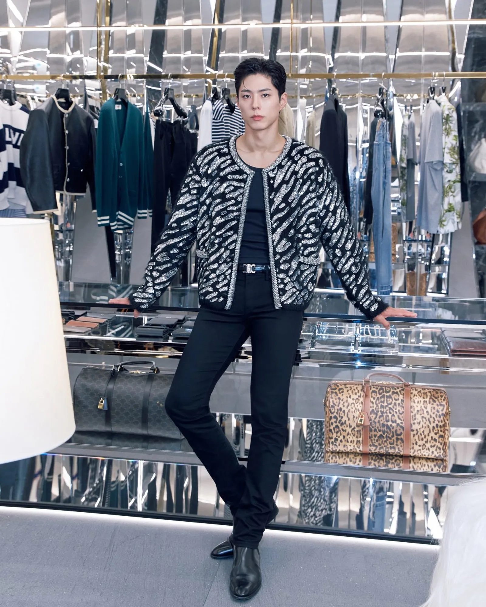 Danielle 'NewJeans' & Park Bo Gum Curi Perhatian di Acara CELINE