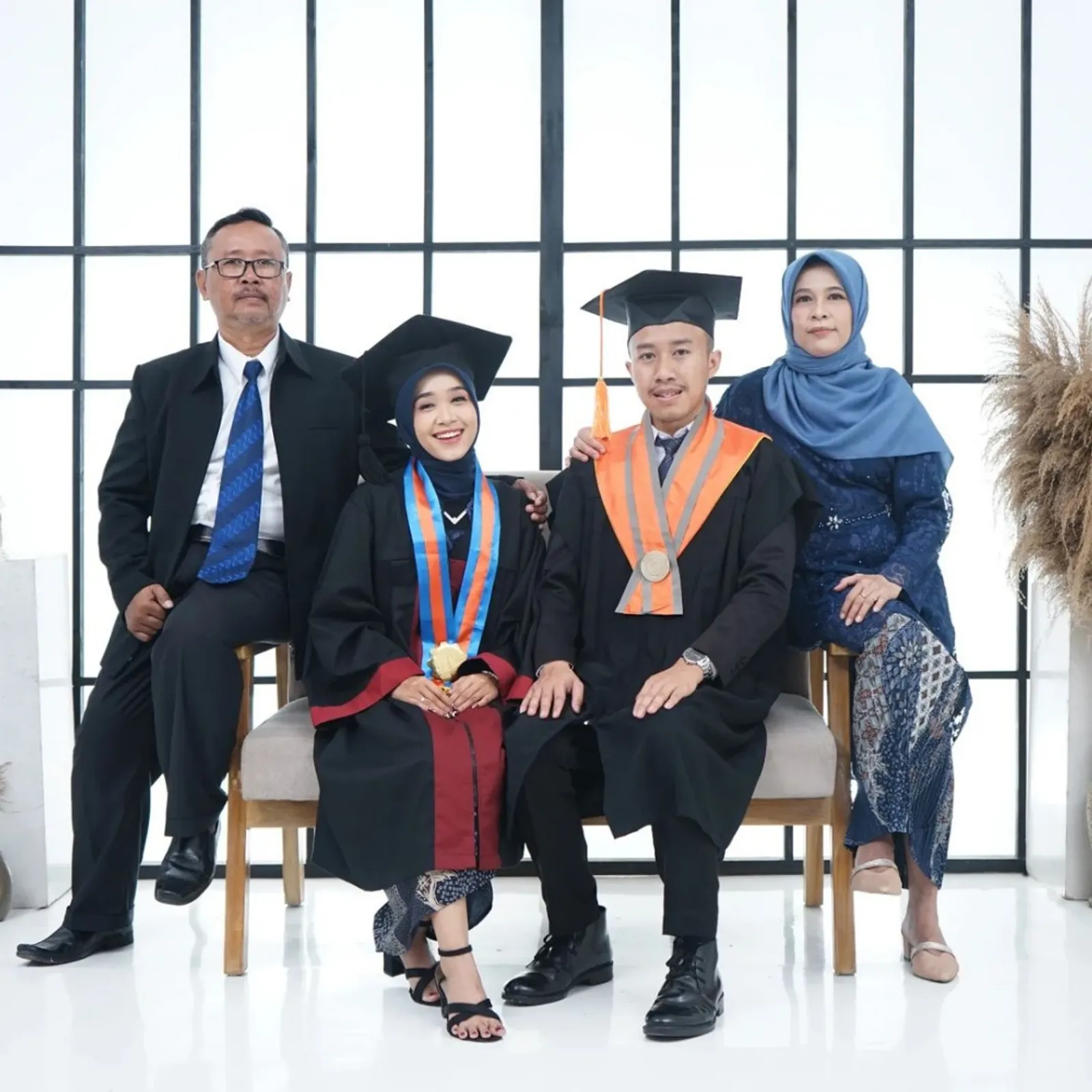 8 Inspirasi Foto Wisuda Keluarga yang Unik dan Kekinian