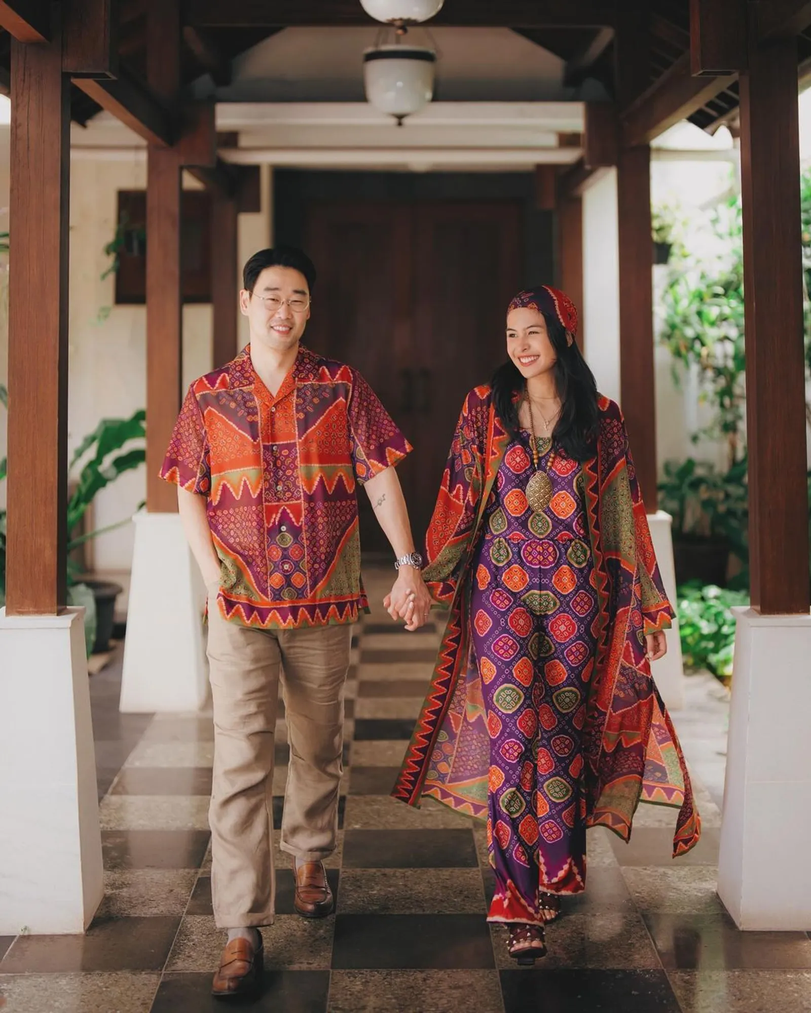 7 Inspirasi Baju Couple Kondangan, Kasual Hingga Colorful!