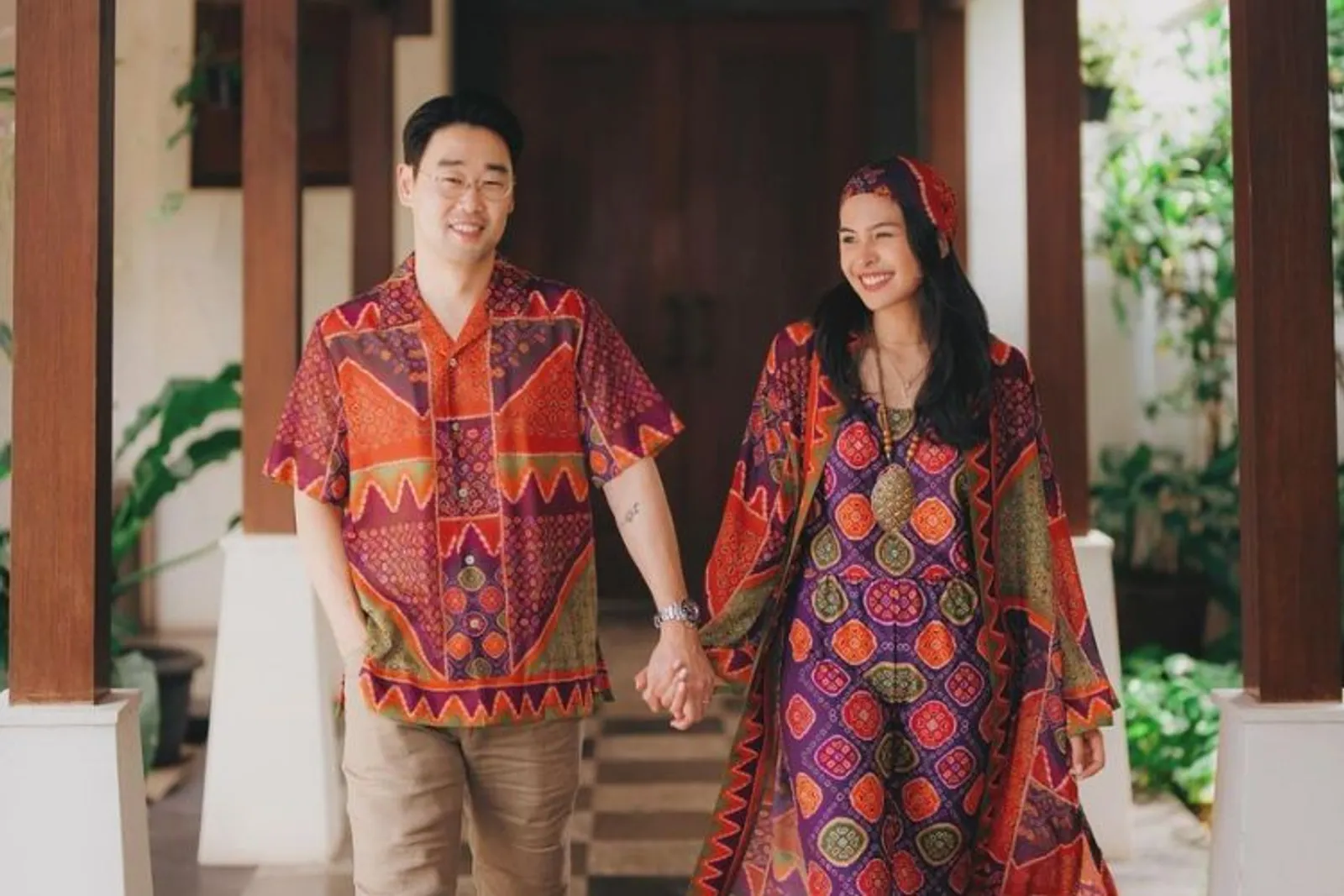 7 Inspirasi Baju Couple Kondangan, Kasual Hingga Colorful!