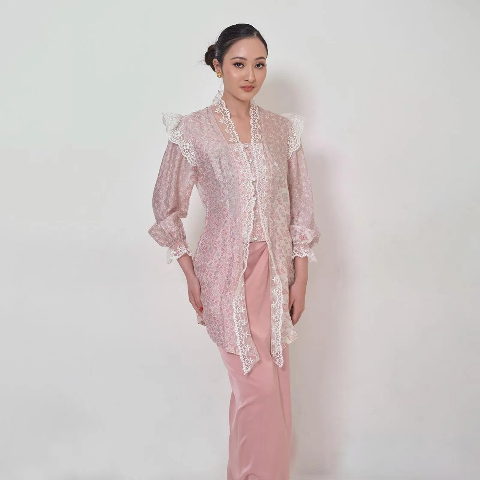 7 Model Kebaya dari Kain Batik untuk Tampil Fashionable
