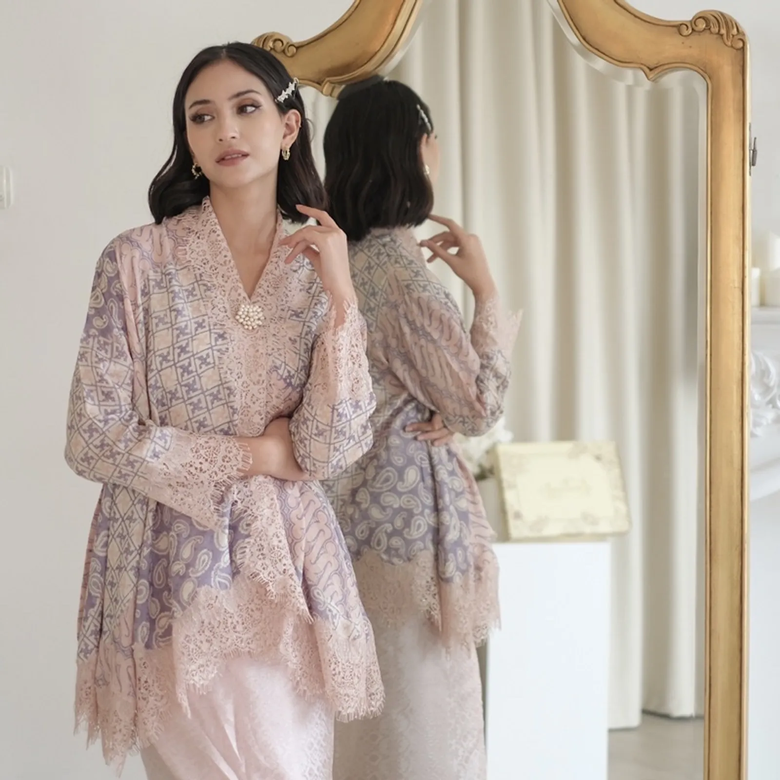 7 Model Kebaya dari Kain Batik untuk Tampil Fashionable