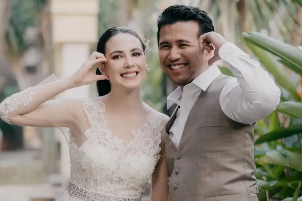 7 Momen Romantis Arumi Bachsin dan Emil Dardak, Pamer Sikap Bucin!