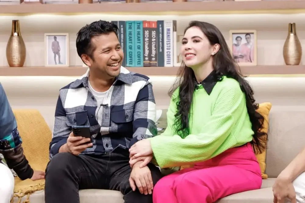 7 Momen Romantis Arumi Bachsin dan Emil Dardak, Pamer Sikap Bucin!