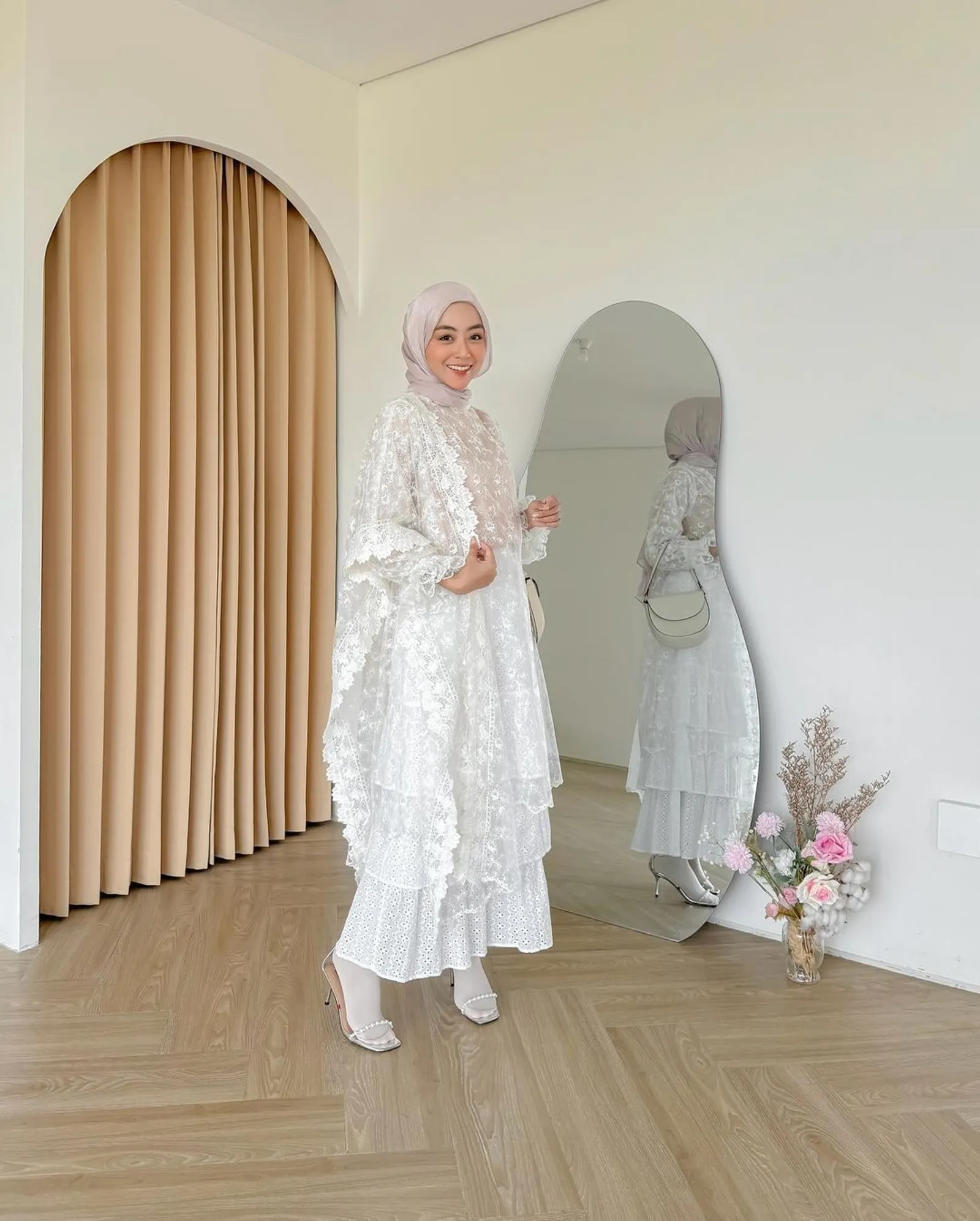 Tips OOTD Pakai Midi Dress untuk Perempuan Berhijab