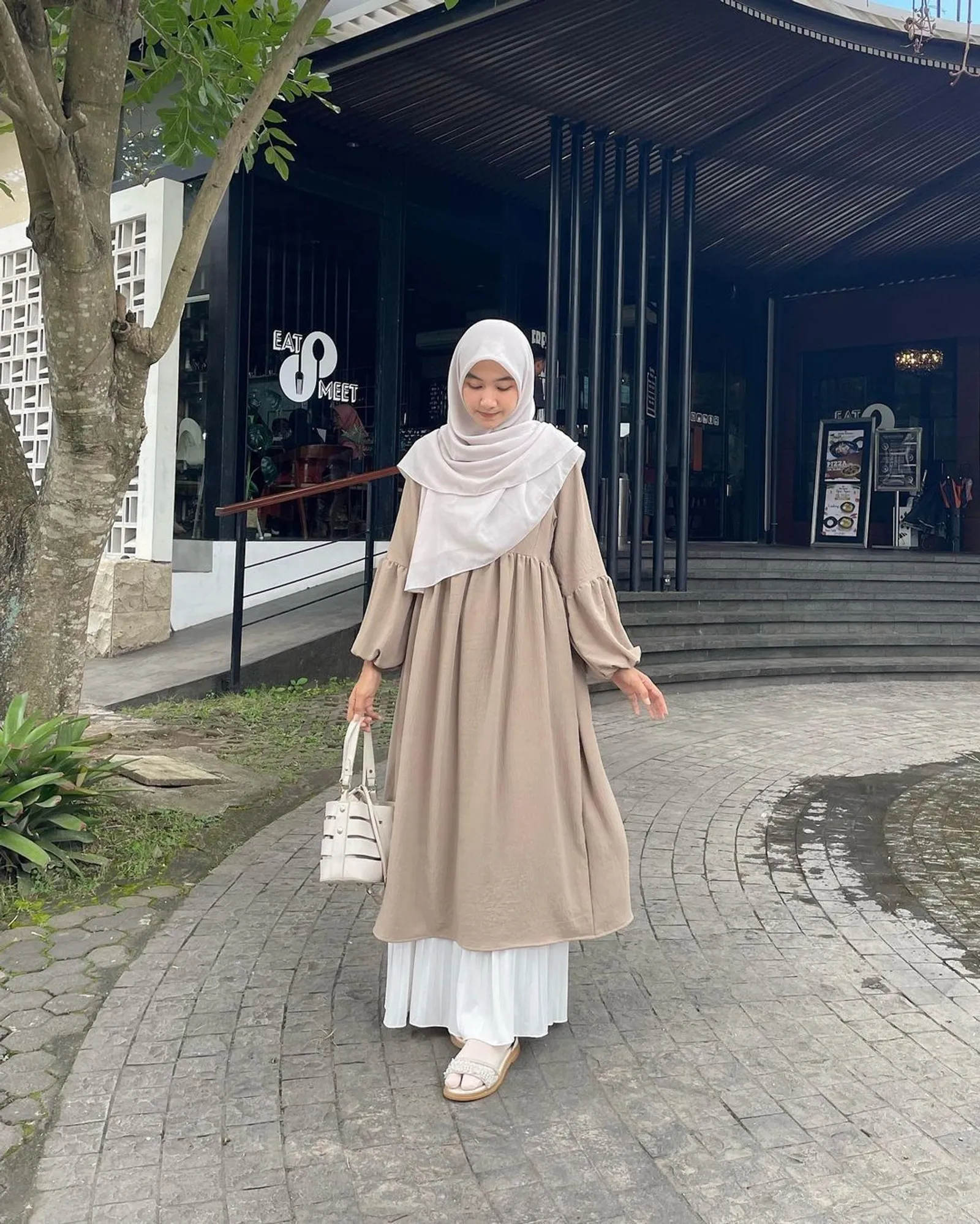 Tips OOTD Pakai Midi Dress untuk Perempuan Berhijab