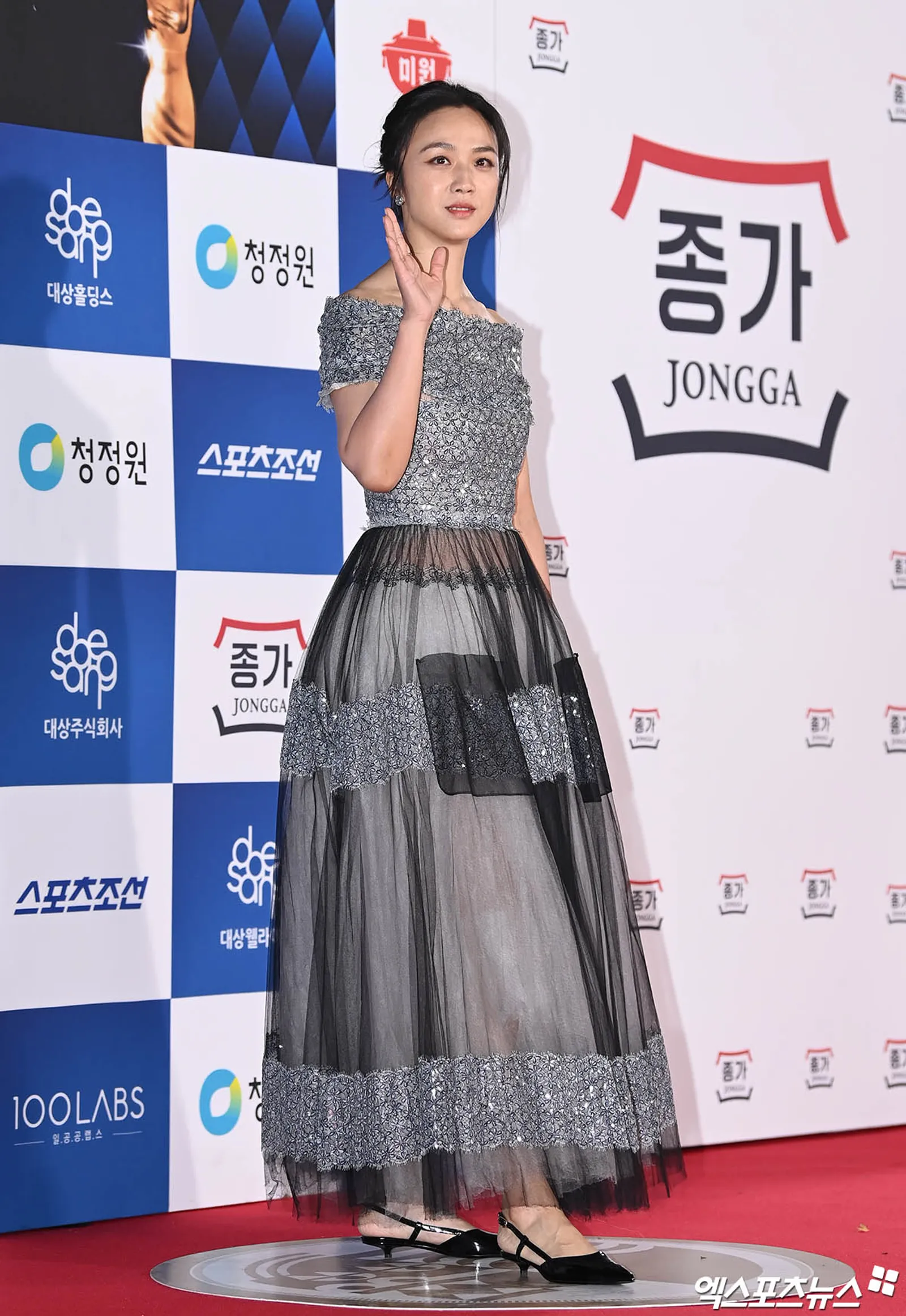 7 Gaya Elegan Tang Wei, Pemeran Istri Gong Yoo di Film 'Wonderland'