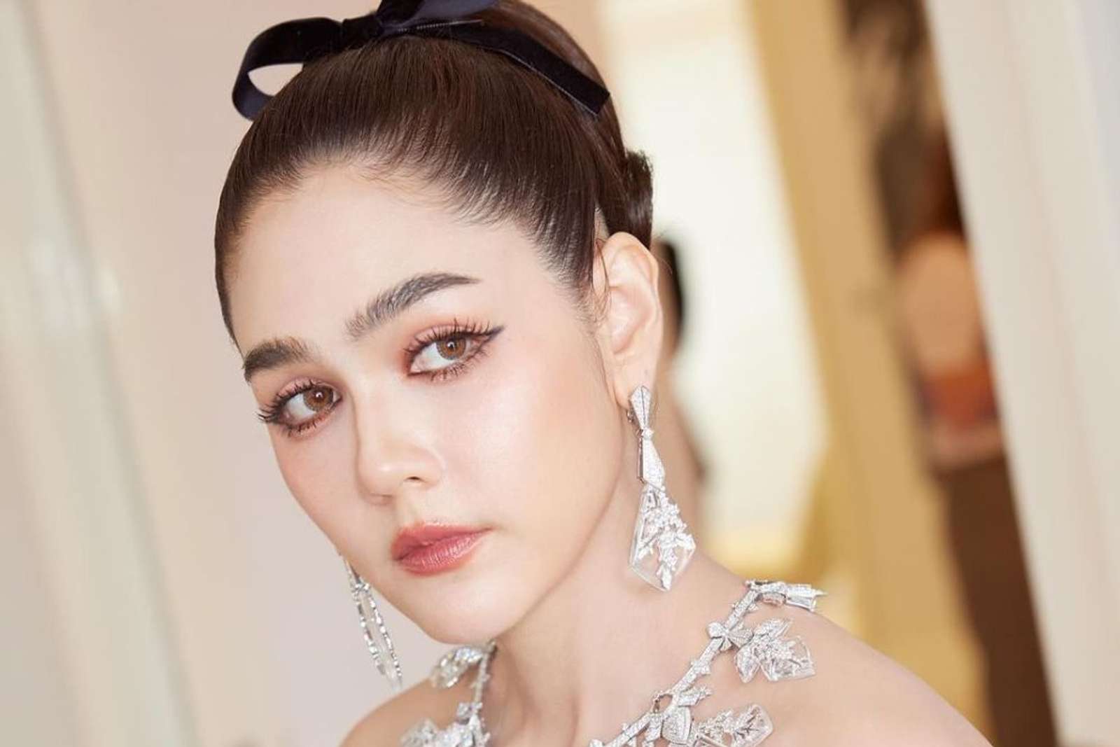 Gaya Makeup Araya Hargate, Berhasil Curi Atensi