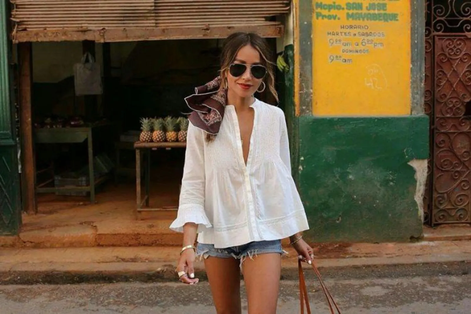 Ide Outfit ke Pantai Pakai Celana Pendek, Fashionable!