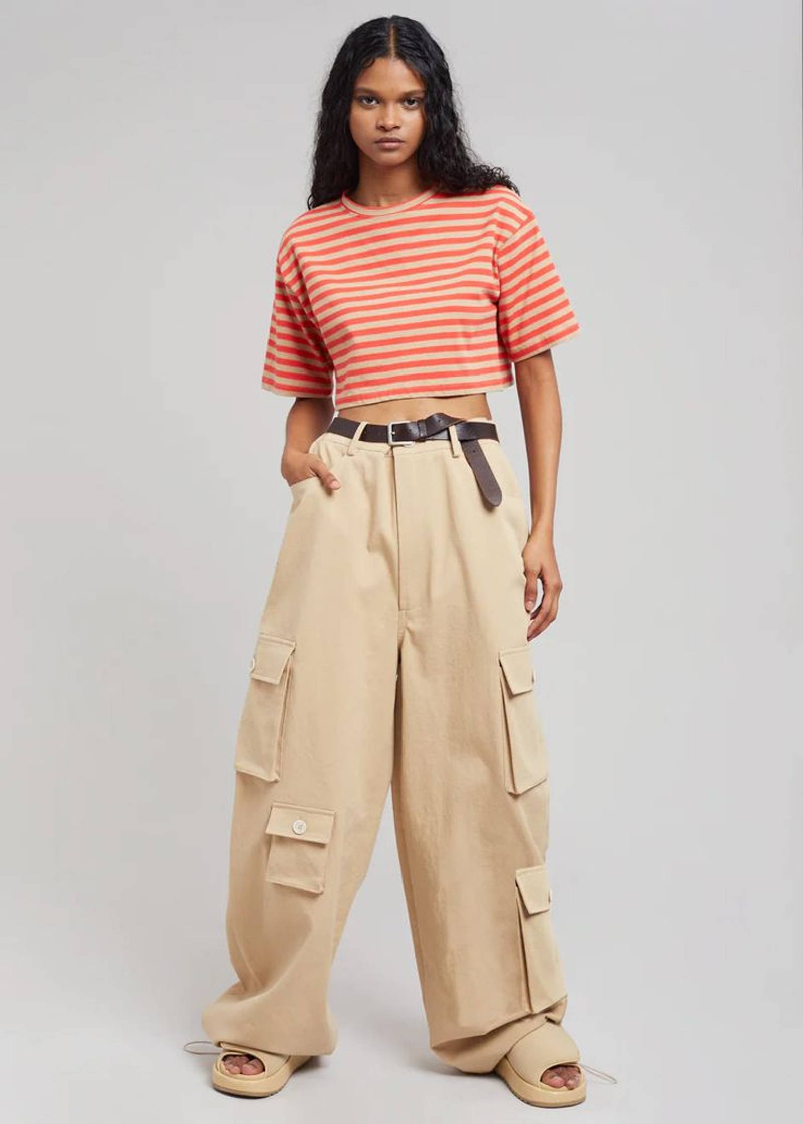 12 Baju yang Cocok untuk Celana Cargo Perempuan, Stylish!