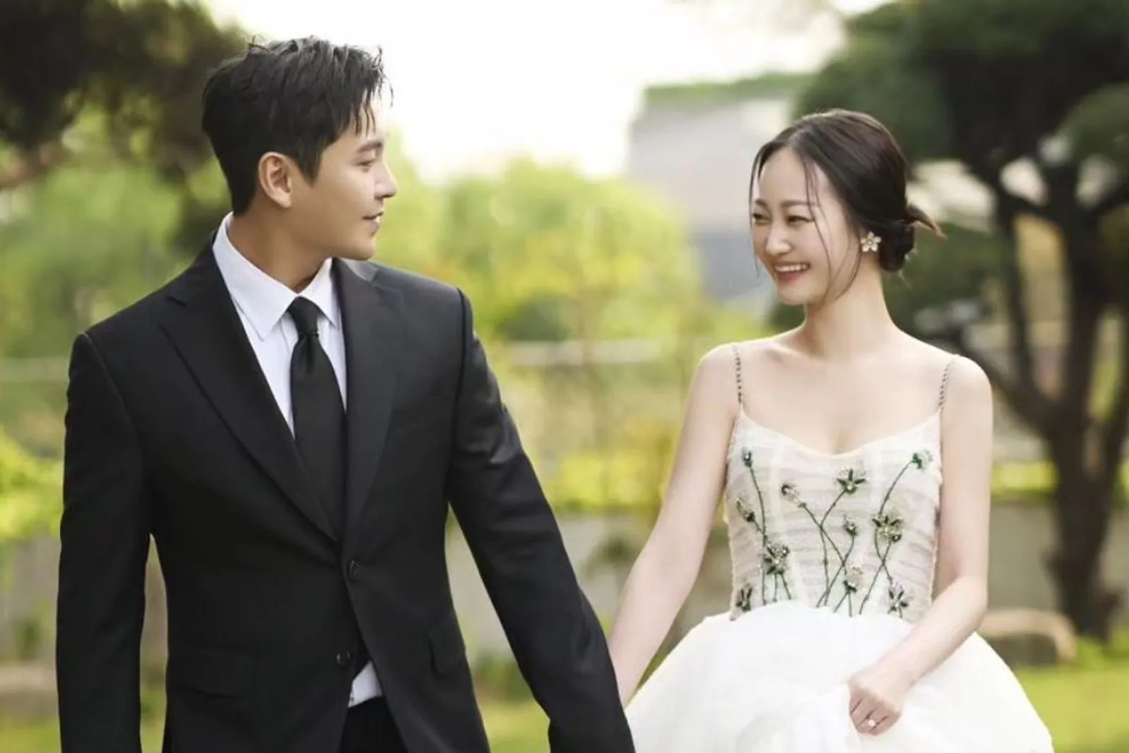 Pamer Foto Pre-Wedding, Song Seung Hyun Eks ‘FT ISLAND’ Akan Menikah!