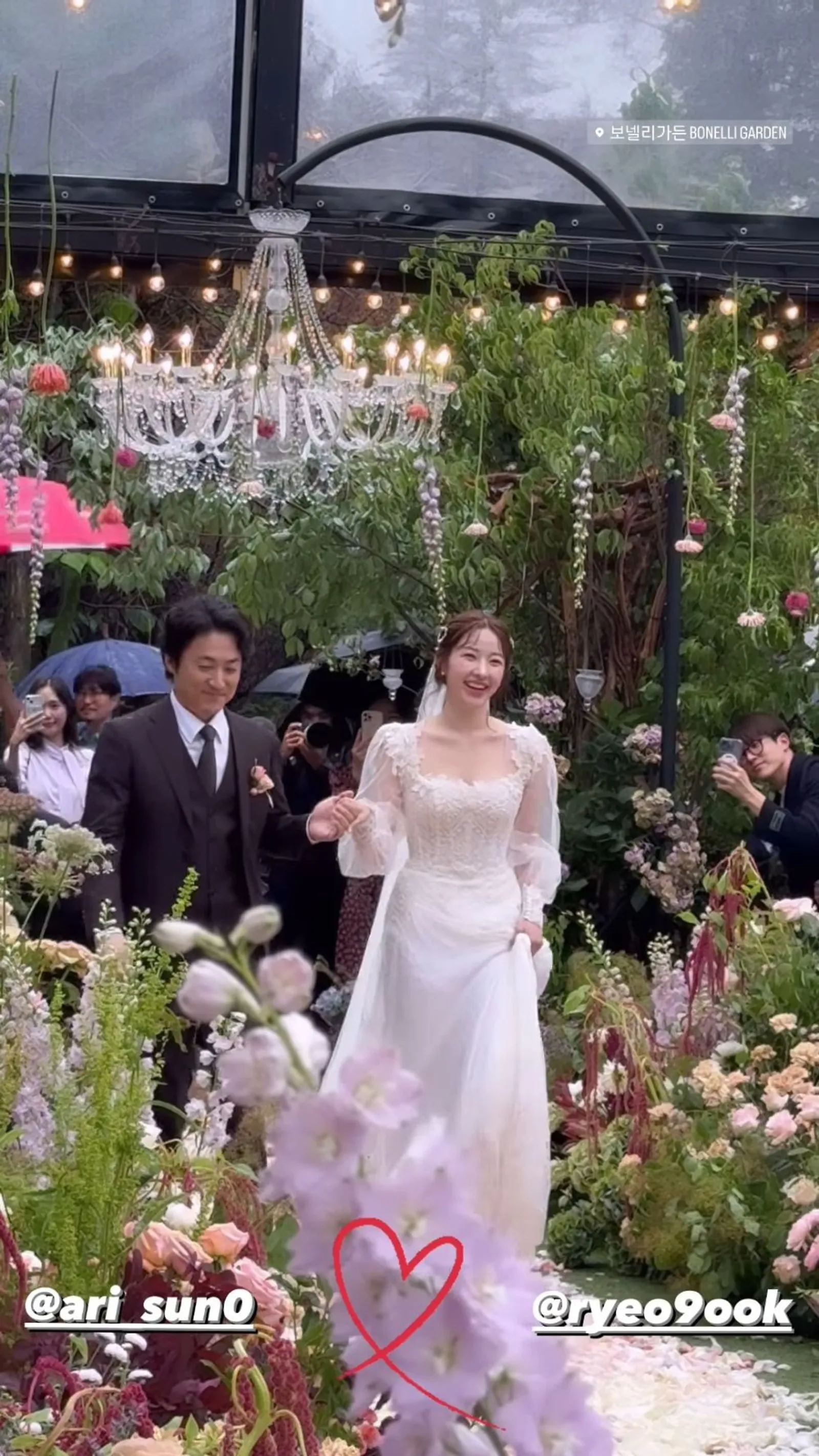 Gaya Ryeowook 'Super Junior' & Ari Eks 'Tahiti' di Hari Pernikahan