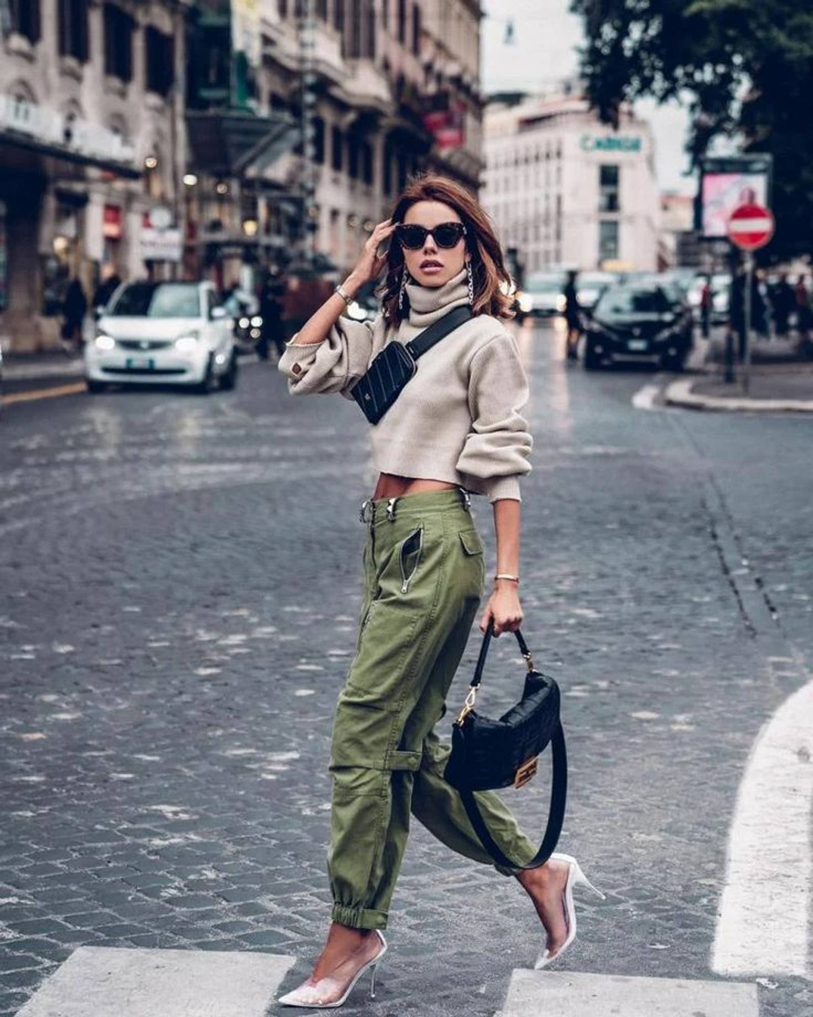 12 Baju yang Cocok untuk Celana Cargo Perempuan, Stylish!