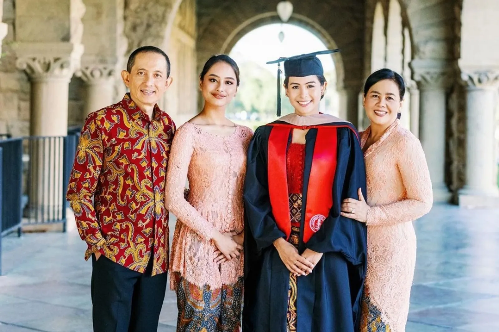 8 Inspirasi Foto Wisuda Keluarga yang Unik dan Kekinian