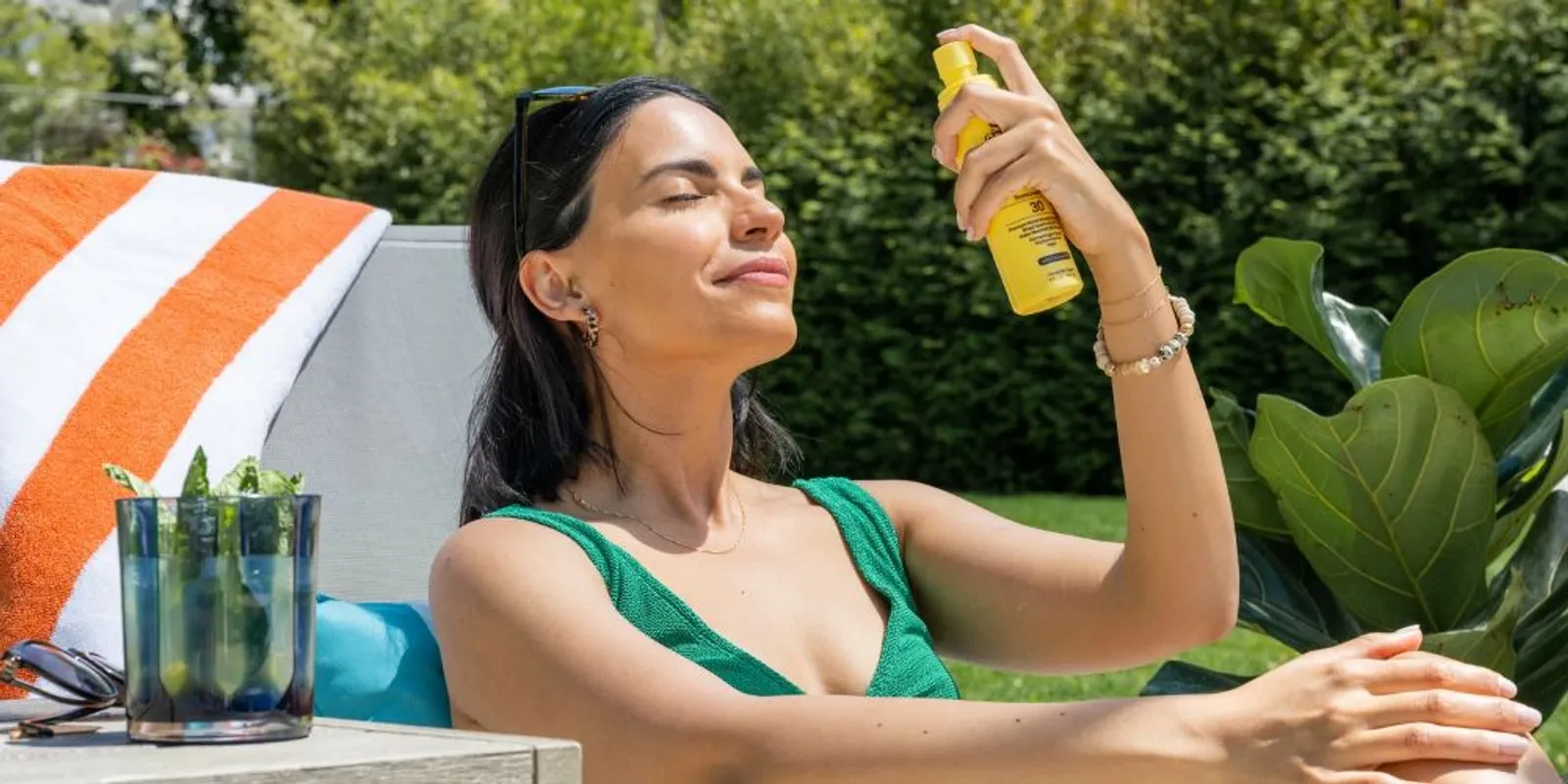 7 Rekomendasi Sunscreen Spray yang Bisa Kamu Coba