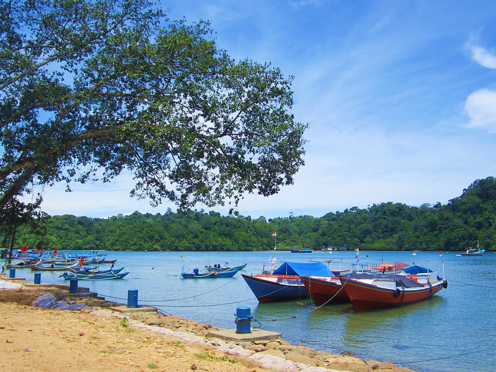 6 Daya Tarik Pantai Kondang Merak, Ada Kegiatan Camping!